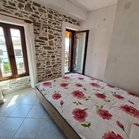 Lenia's Traditional House Holiday home